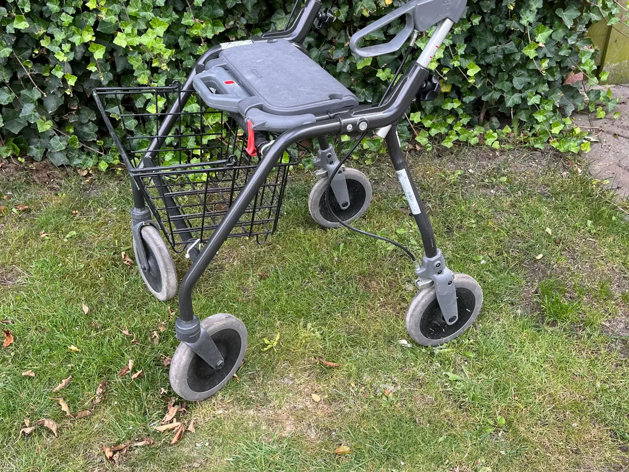 Billede 2 - Fin rollator med kurv.