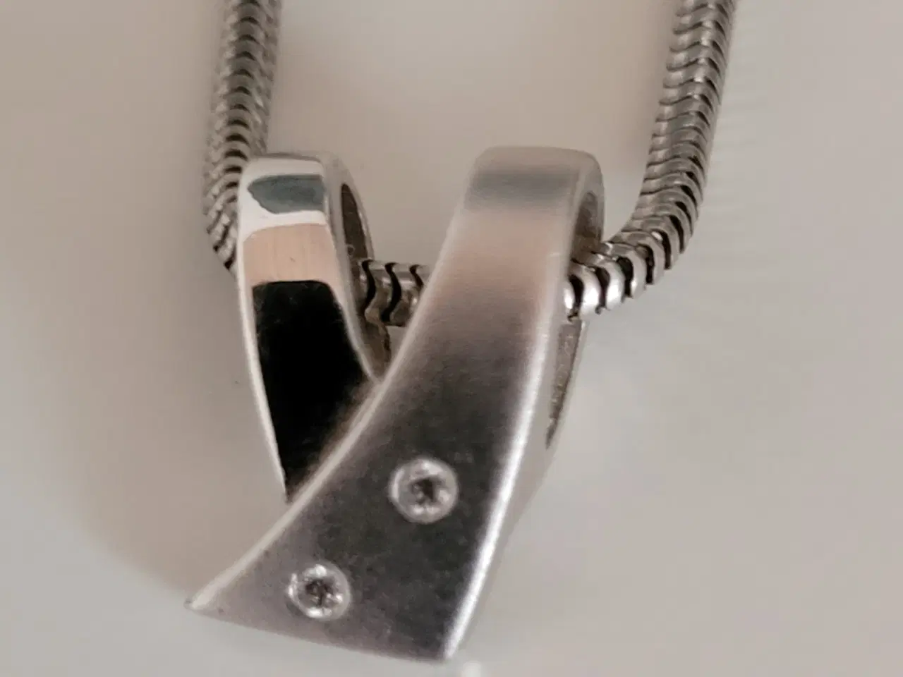Billede 2 - Halskæde i sølv med 2 små sten