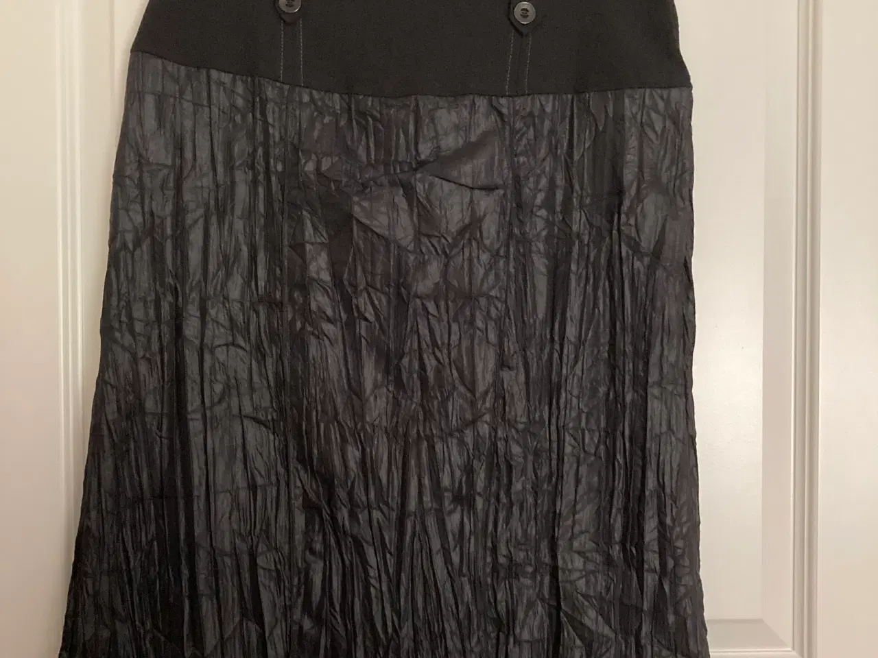 Billede 1 - Sort nederdel med lidt vidde