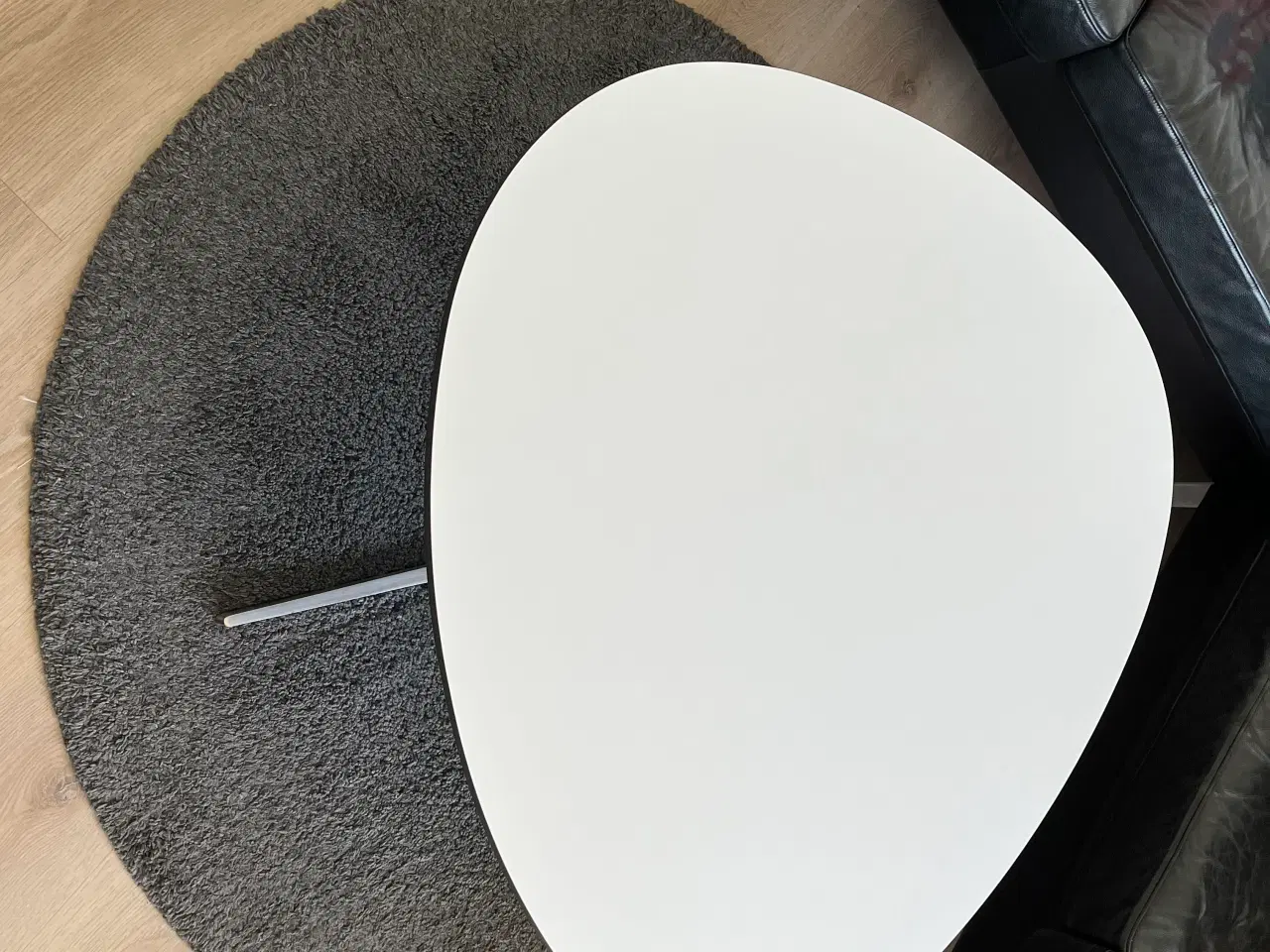 Billede 4 - Sofabord i massiv hvid laminat med sort kant.