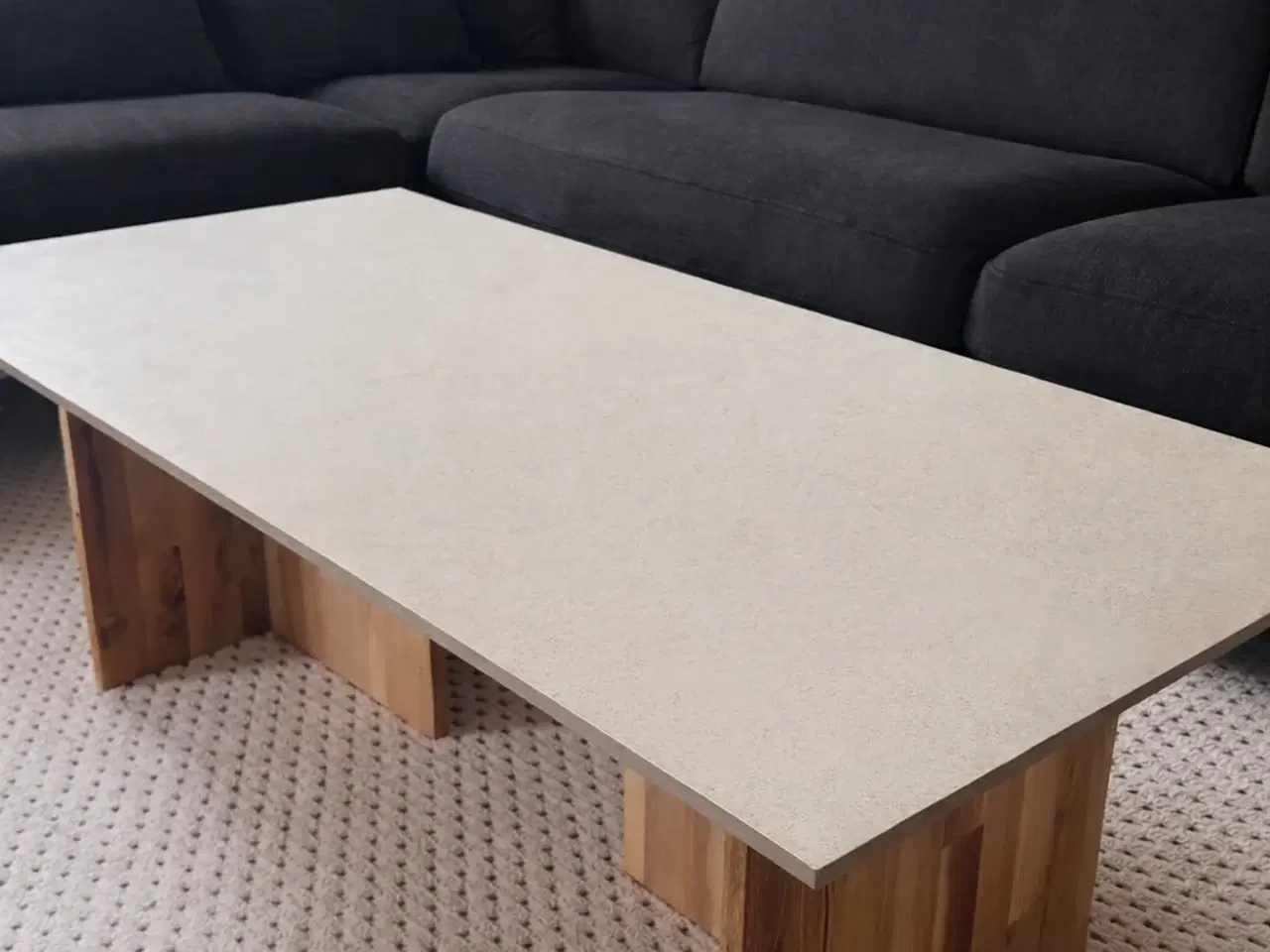 Billede 2 - Unikt sofabord i marmorlook med massiv egetræsben