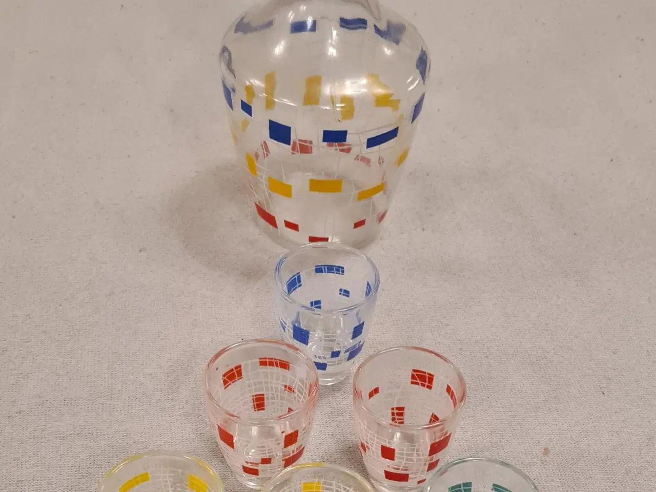 Billede 1 - Glas karaffel og 6 glas med farvede firkanter