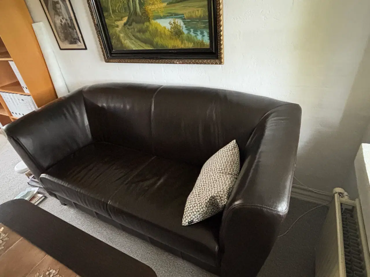 Billede 5 - Lædersofa og matchende stol. Chesterfiels-look