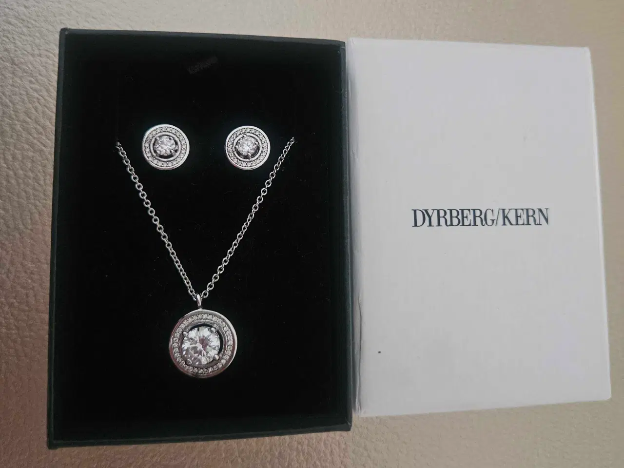 Billede 1 - Dyrberg kern smykke sæt 