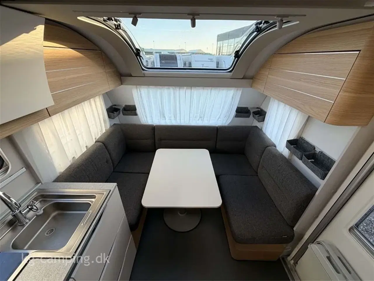 Billede 3 - 2021 - Adria Adora 572 UT   Flot enkeltsengsvogn med mover og soltelt. Velholdt og mulighed for nedvejning til 1700 KG