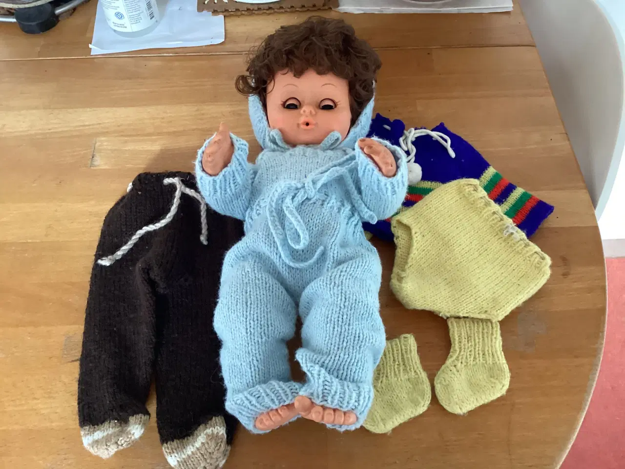 Billede 2 - Dukke med hjemme strikket tøj