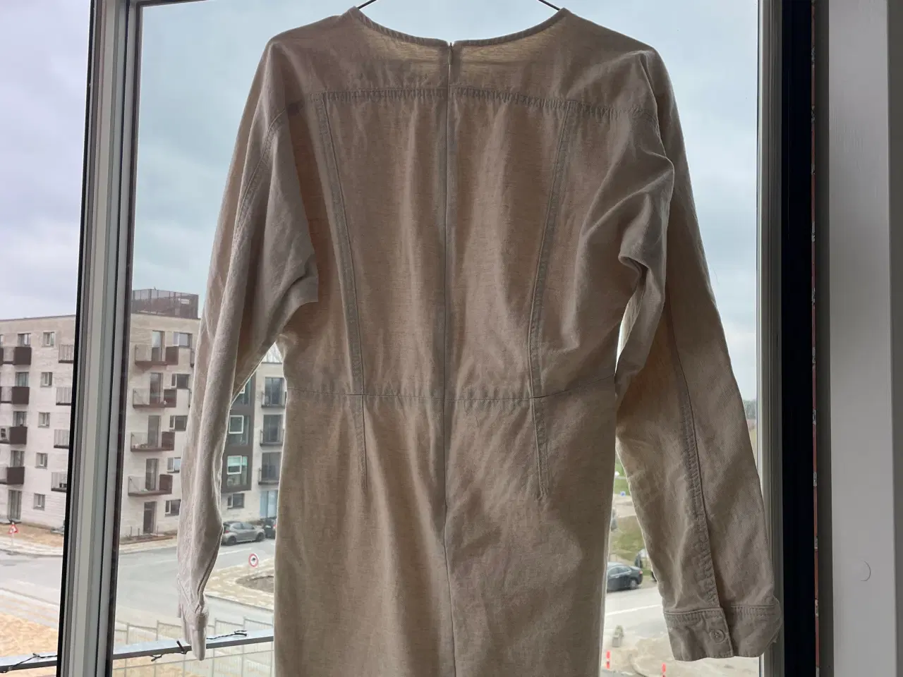 Billede 2 - Beige kjole med lynlås