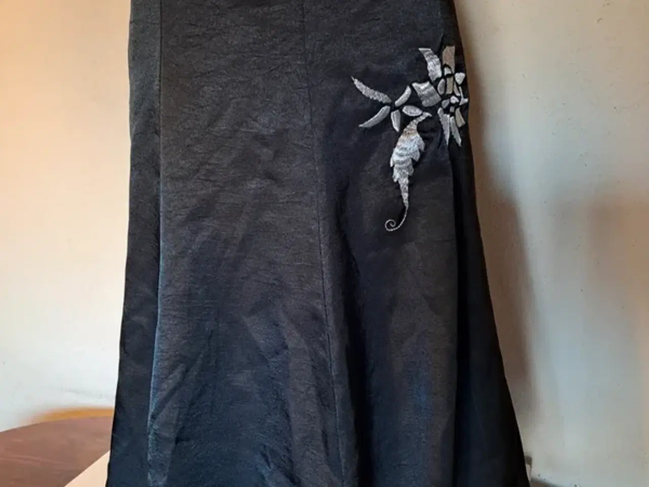 Billede 3 - Vila str. S nederdel med sølv mønster