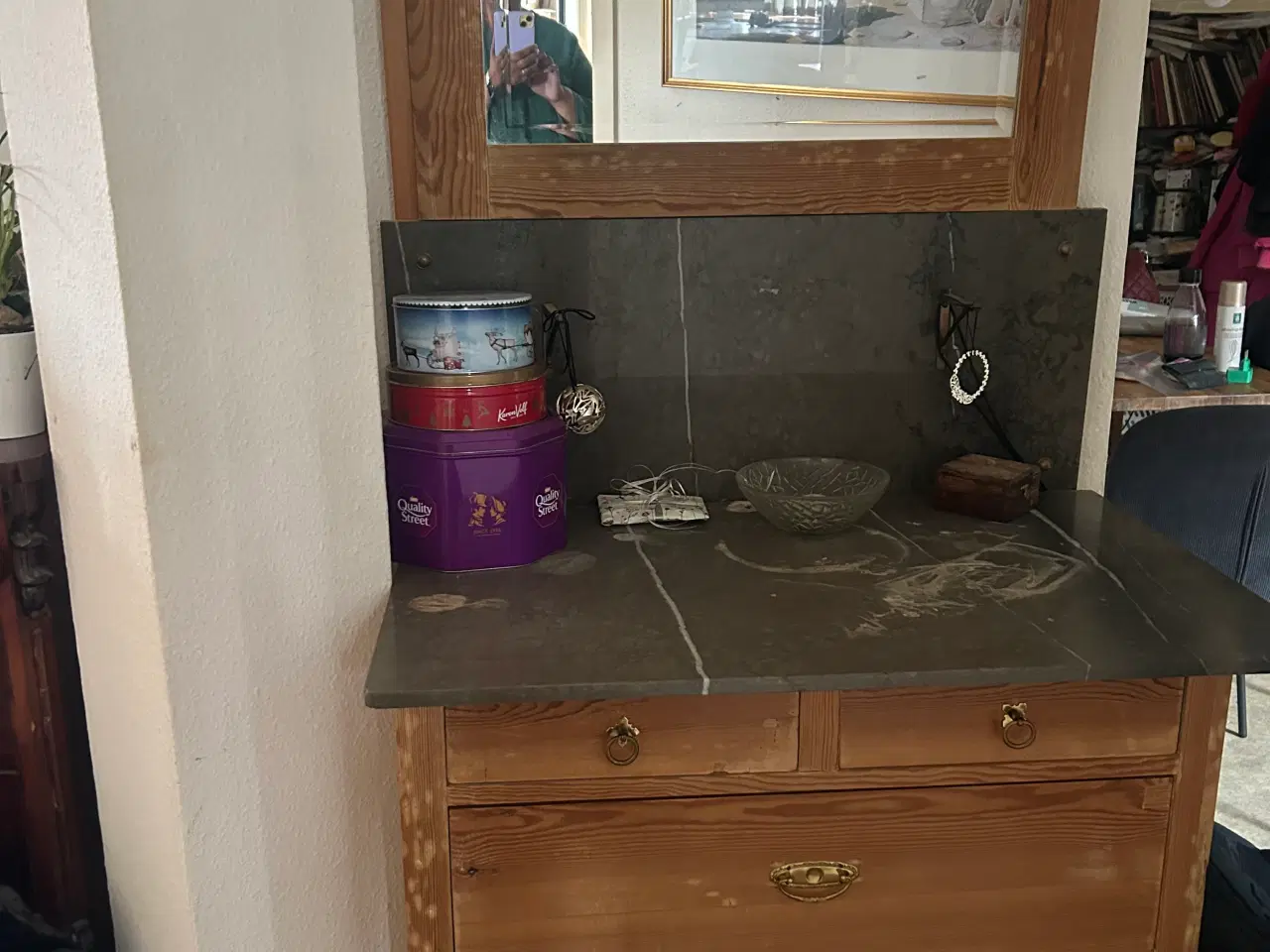 Billede 1 - Afsyret servante, god men brugt.