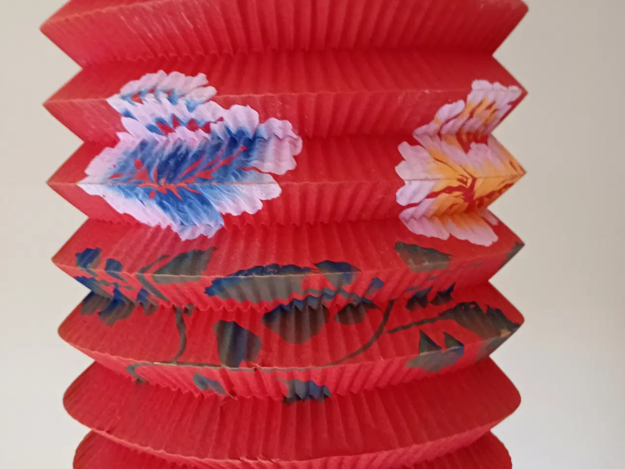 Billede 4 - Papirlanterne 5 stk., farvede med blomstermotiver