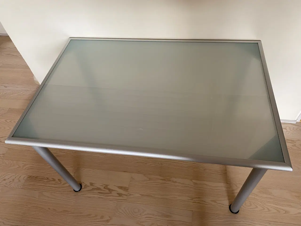 Billede 2 - Skrivebord i metal og glas