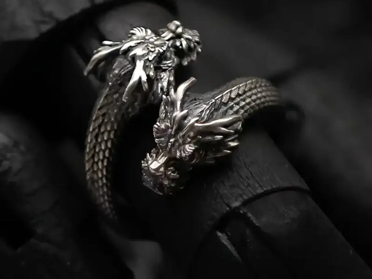 Billede 1 - * Fedeste fingering formet som to dragehoveder - i