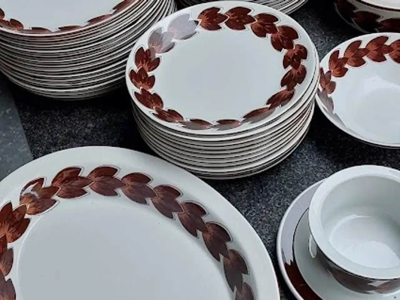 Billede 2 - Komplet flot retro spise stel.