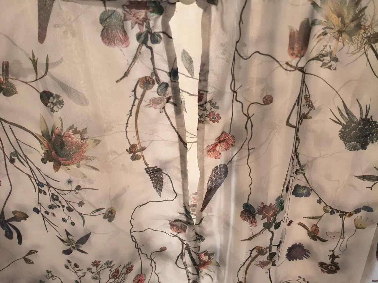 Billede 2 - Transpareent bluse med mønster