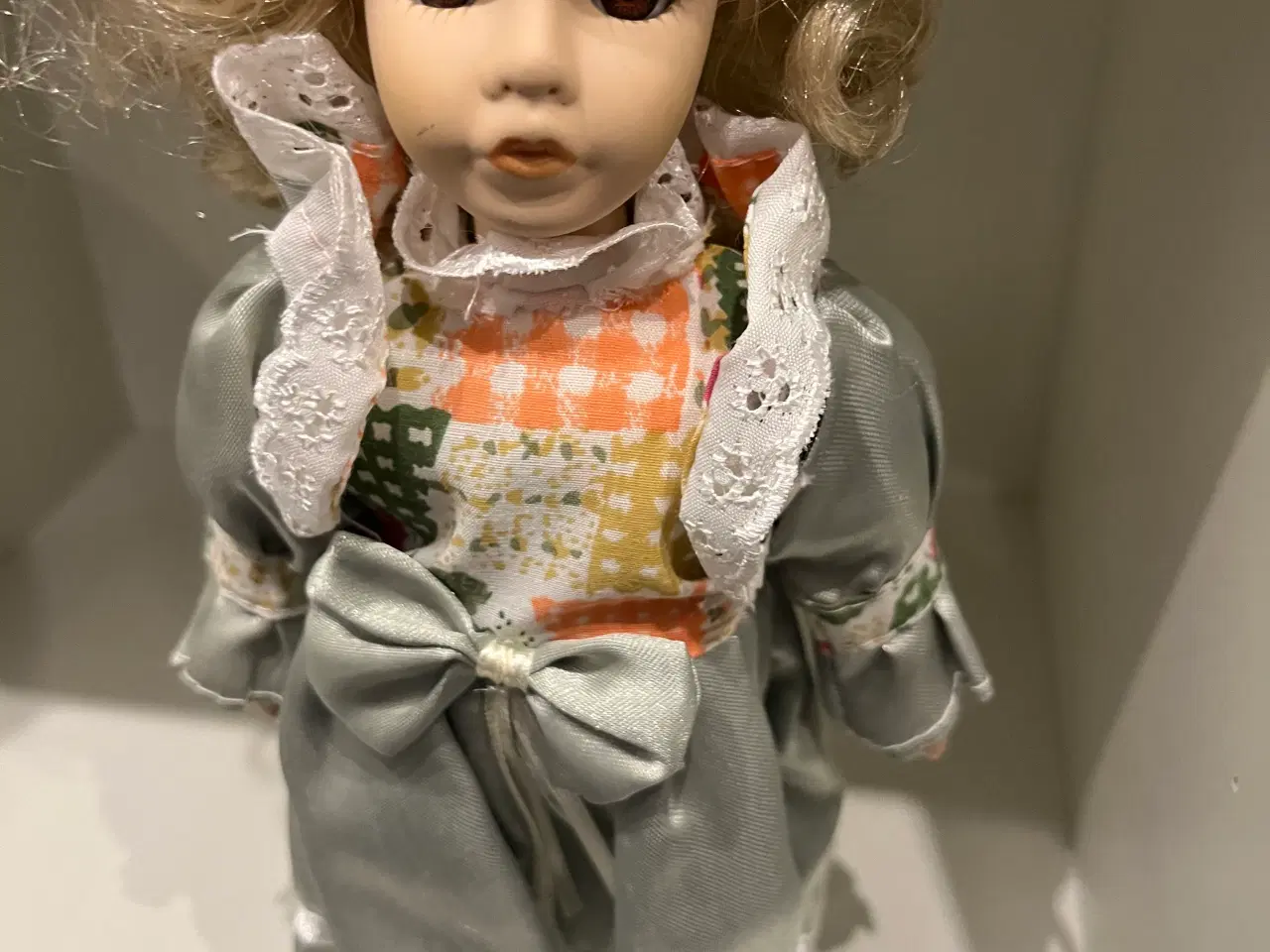 Billede 1 - Porcelænsdukke str 26 cm