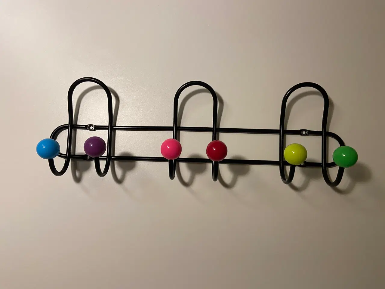 Billede 1 - Knagerække i sort, med farvede "dutter"