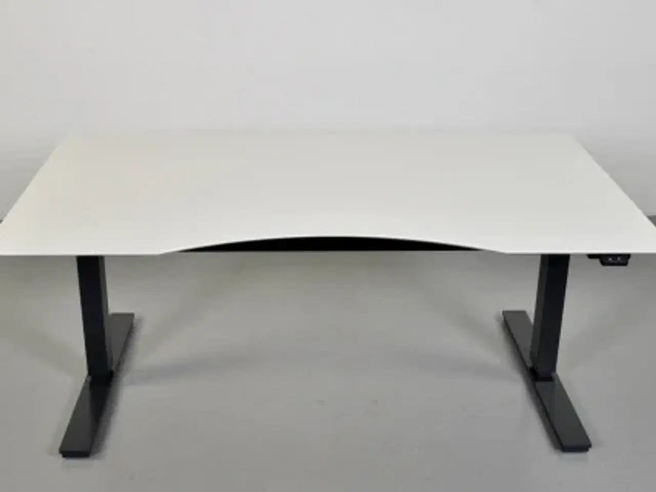 Billede 1 - Hæve-/sænkebord med hvid plade, med mavebue og penneskuffe