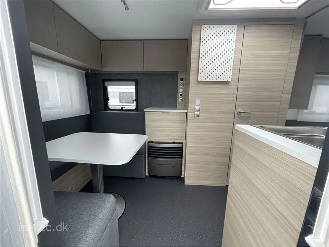 Billede 3 - 2026 - Adria Altea 492 LU Adria Altea 492 LU årg. 2026 med enkeltsenge og udtræk. 5 sovepladser, 4 siddepladser. Glasfiber tag, sider, forende og bagende