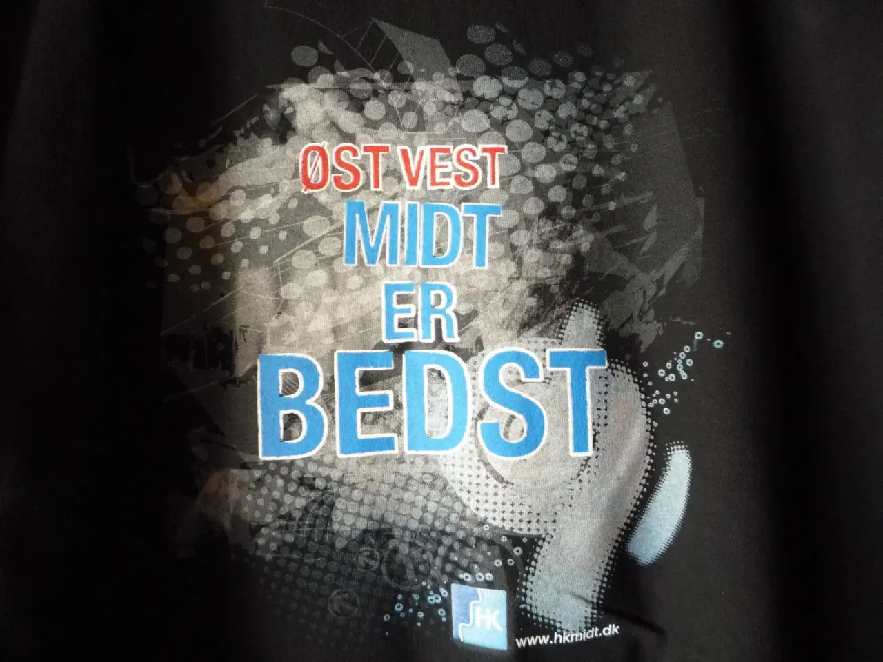 Billede 2 - T-shirt, Øst Vest Midt Er Bedst
