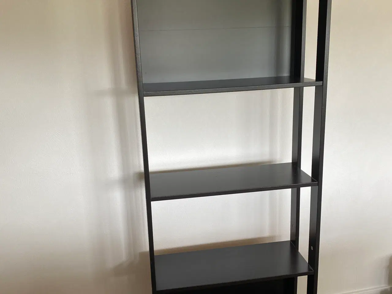 Billede 1 - Fin sort reol