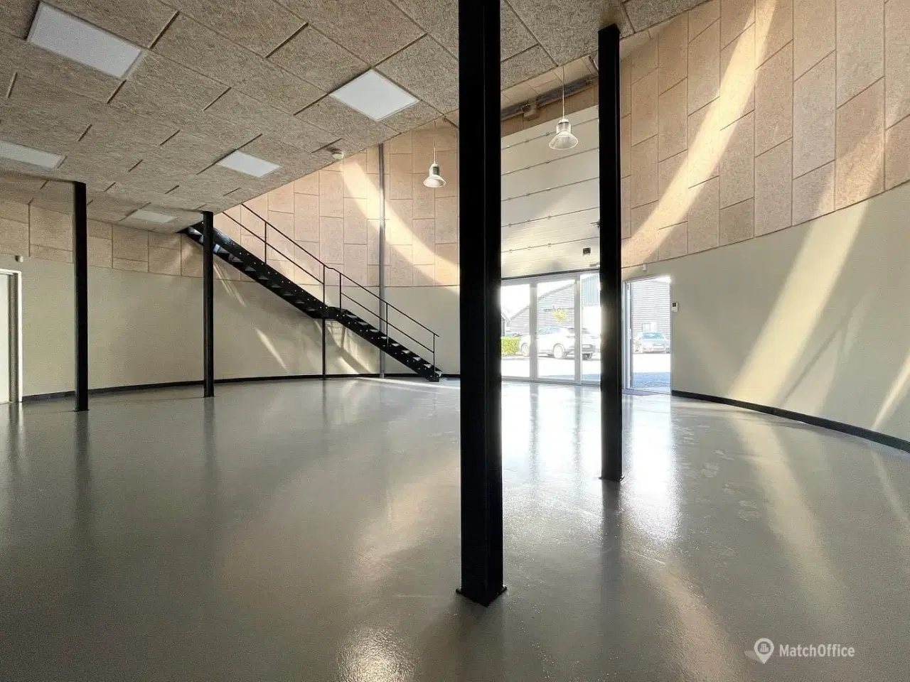 Billede 3 - Unik ejendom - Lager/showroom/kontor - 3 meter port og dobbeltdør som kan åbnes helt op.