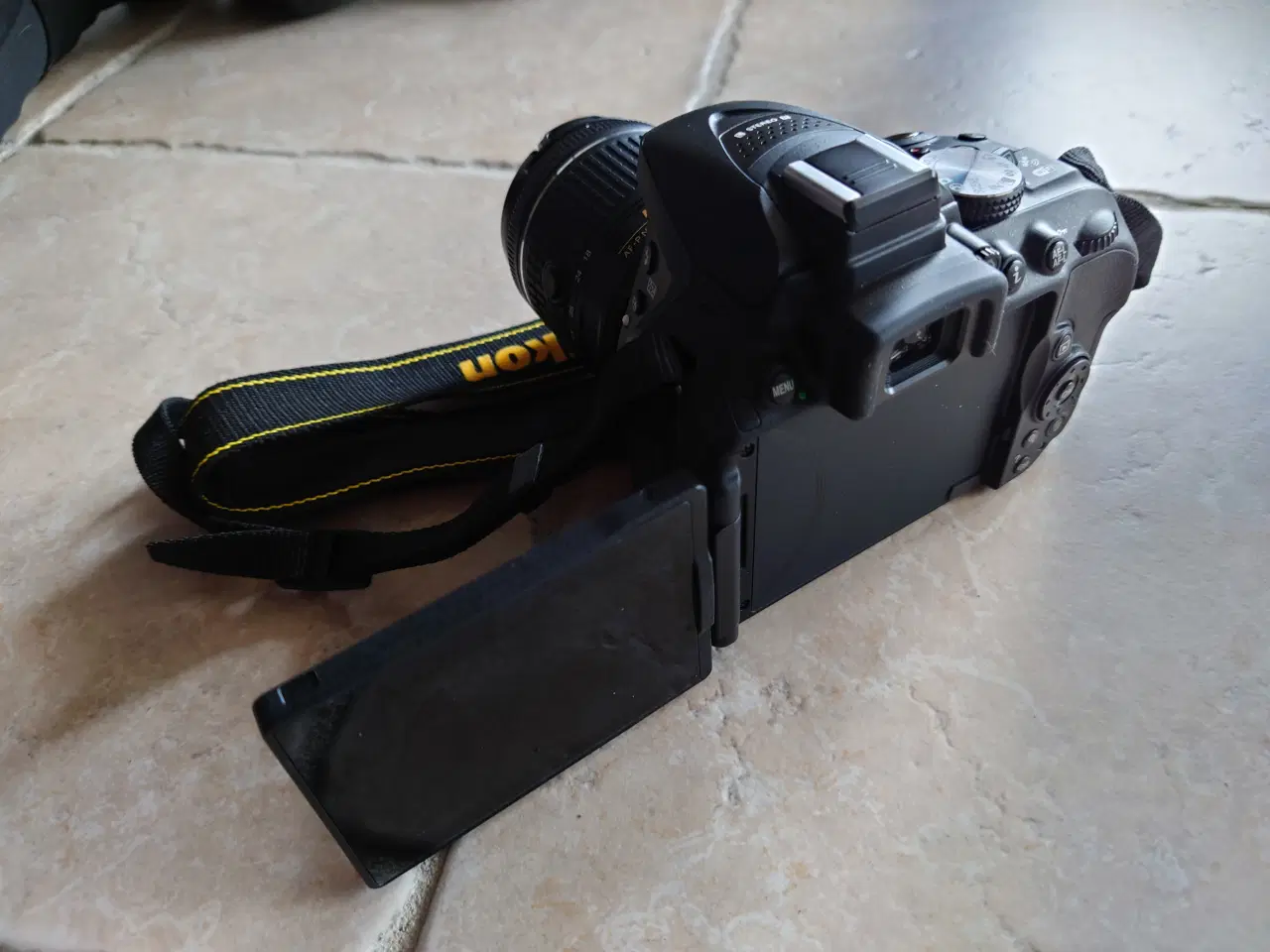 Billede 3 - Lækkert spejlreflekskamera mrk. Nikon D5300