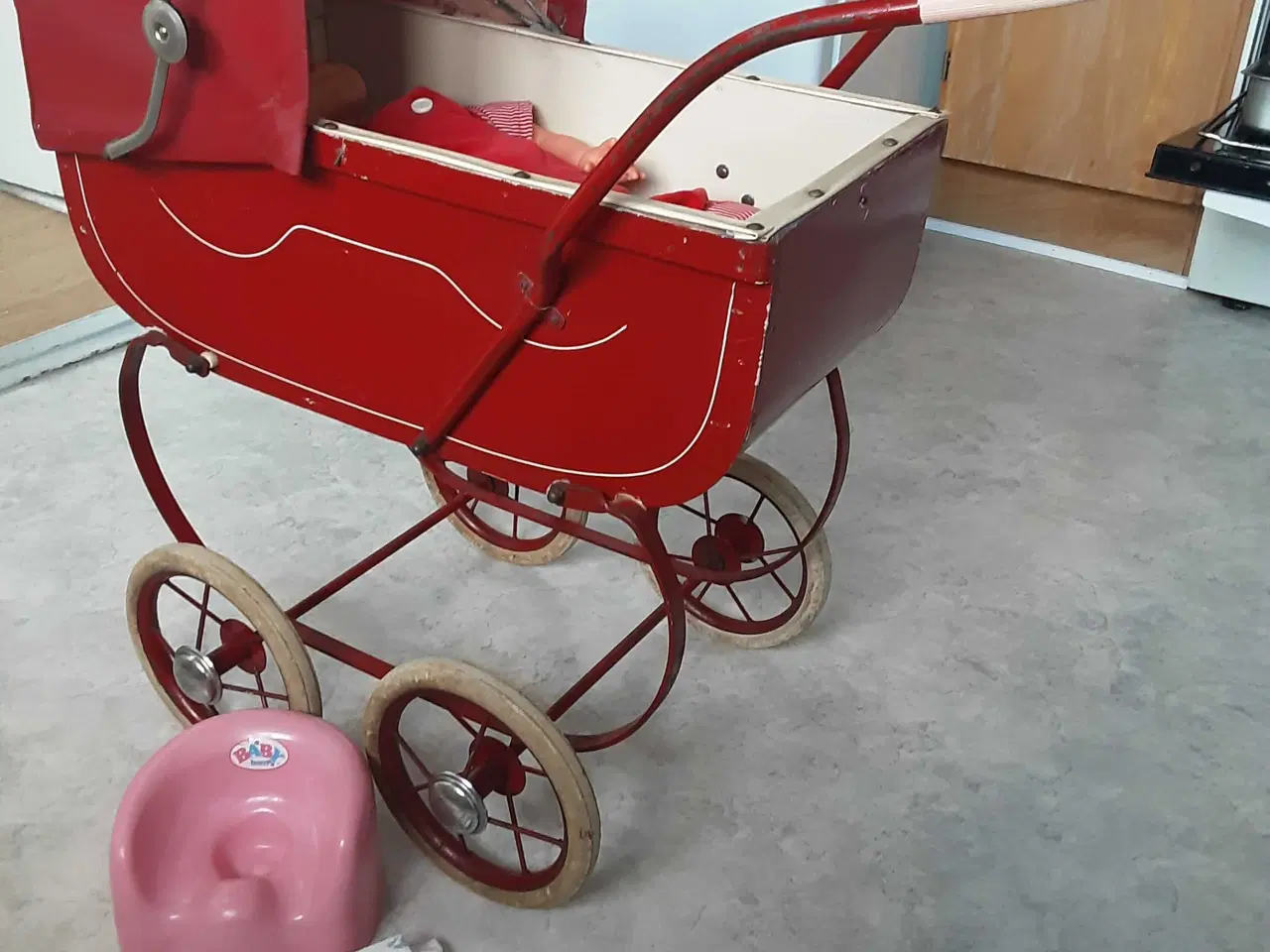 Billede 4 - Retro rød dukke barnevogn med retro babydukke.