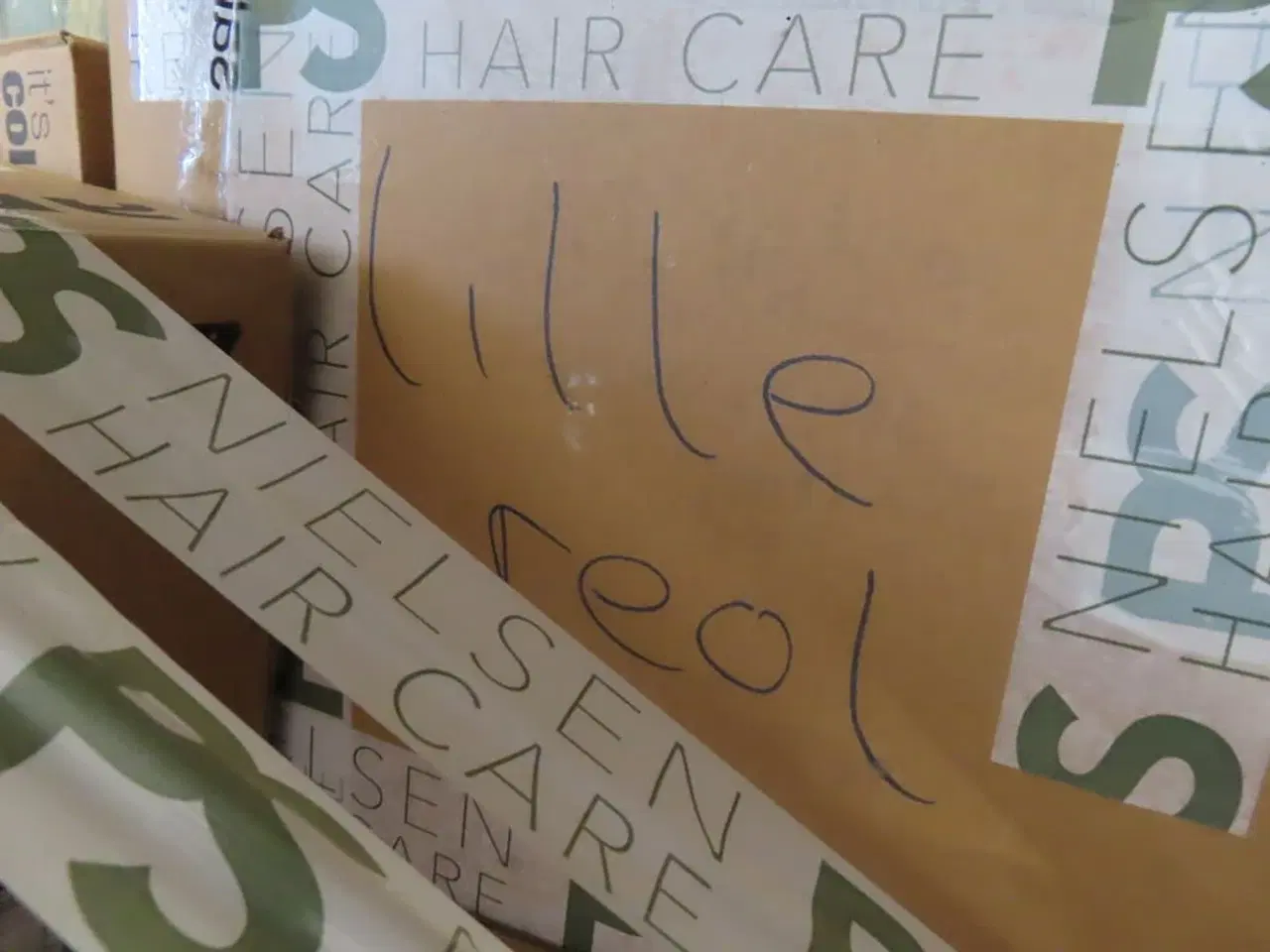 Billede 9 - Palle med Toilet, kaffemaskine og frisørprodukter