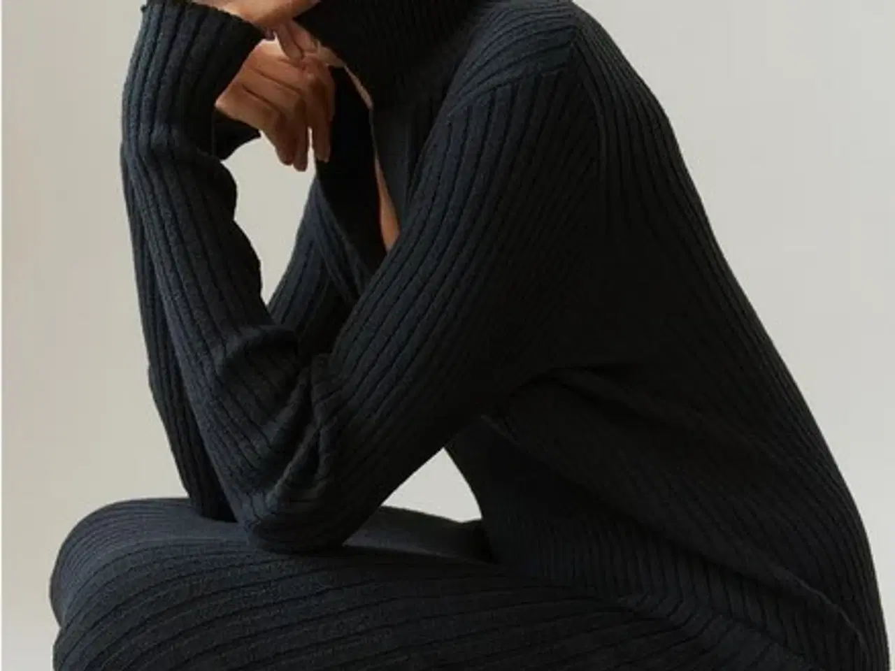 Billede 1 - Ribstrikket blå kjole fra H&M i ren merino uld