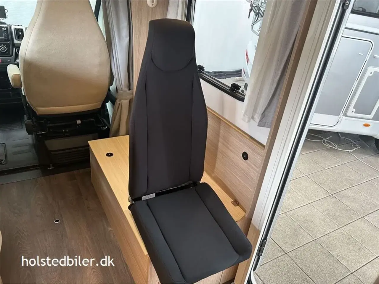 Billede 11 - 2019 - SunLight T 67 Activ   Km 42000 - 5 selepladser - hævesænkeseng.