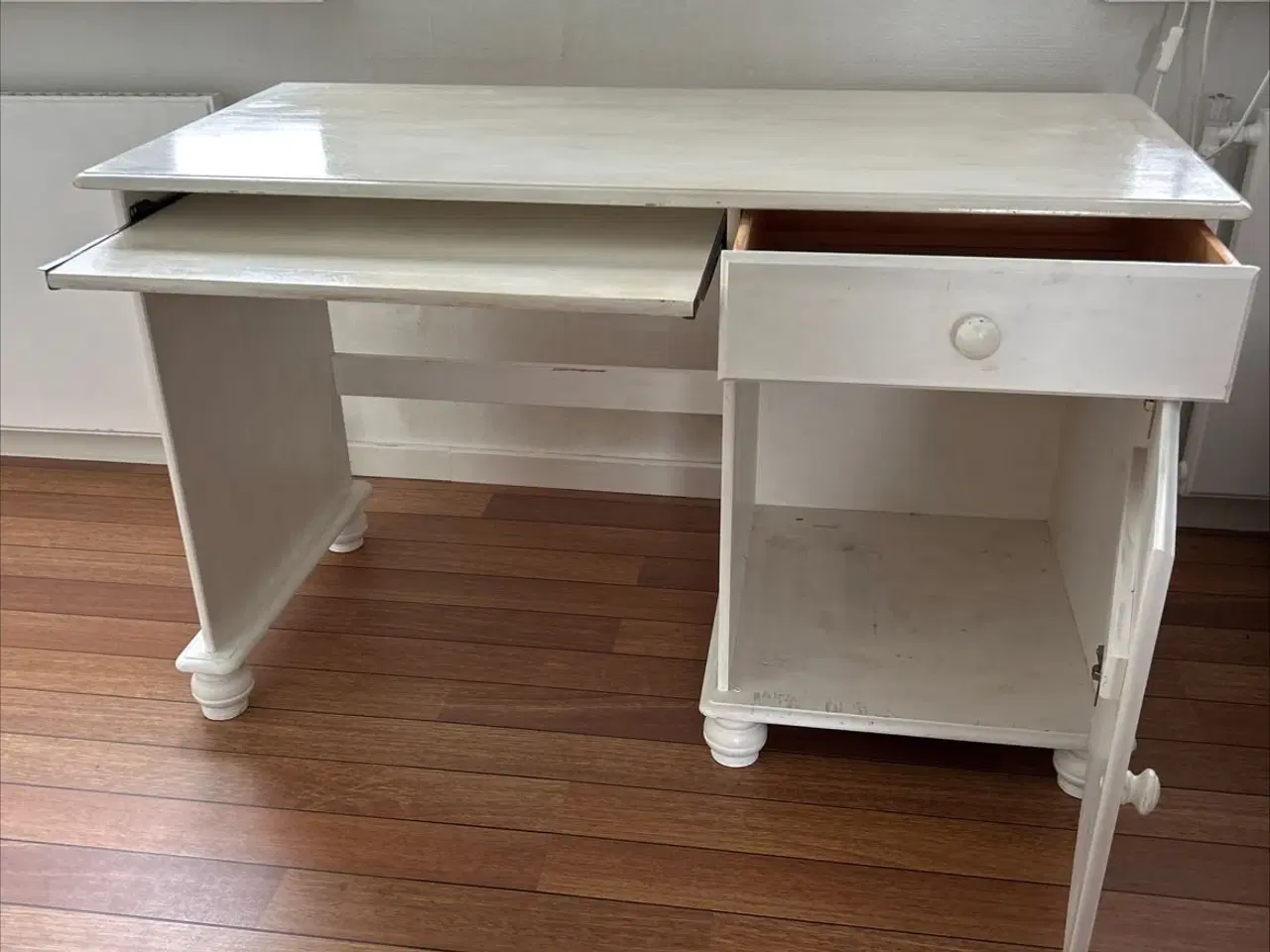 Billede 1 - Skrivebord med skab og skuffe. 