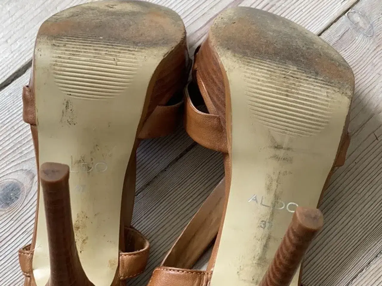 Billede 2 - Højhælede sandaler