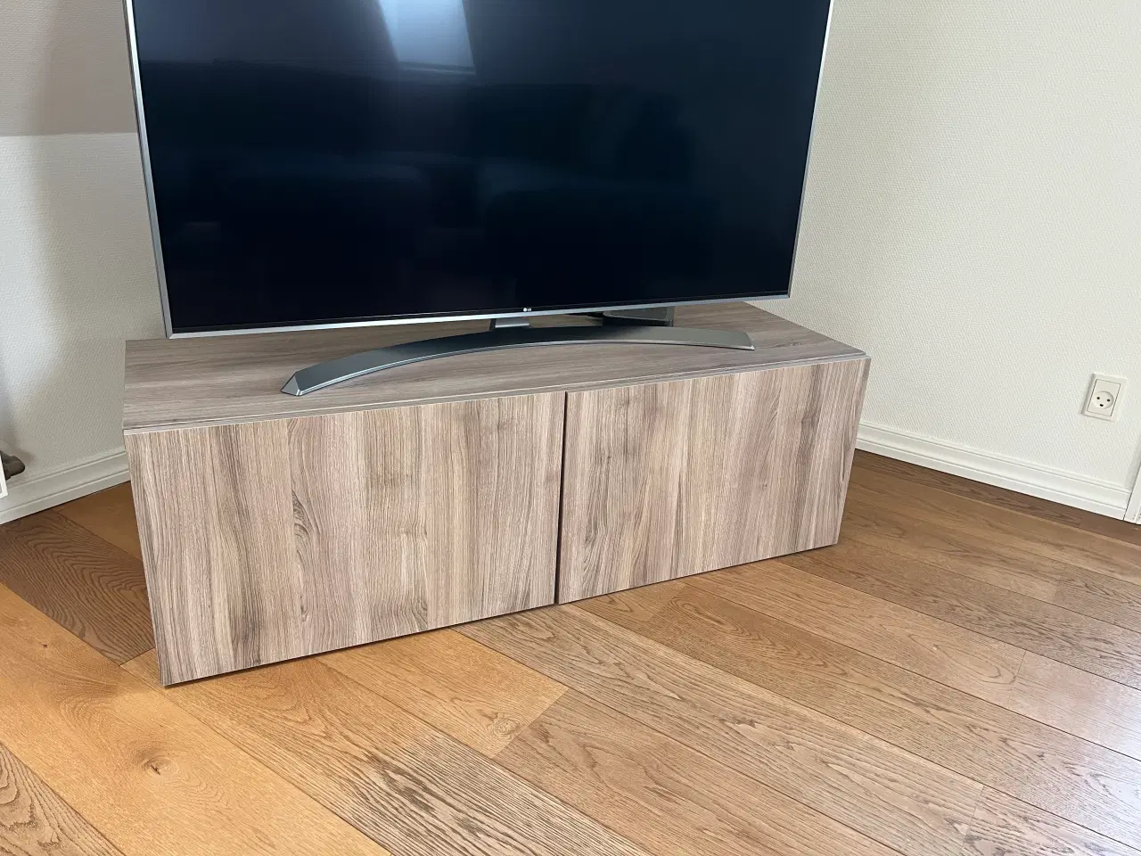 Billede 1 - TV-møbel/skab (IKEA)