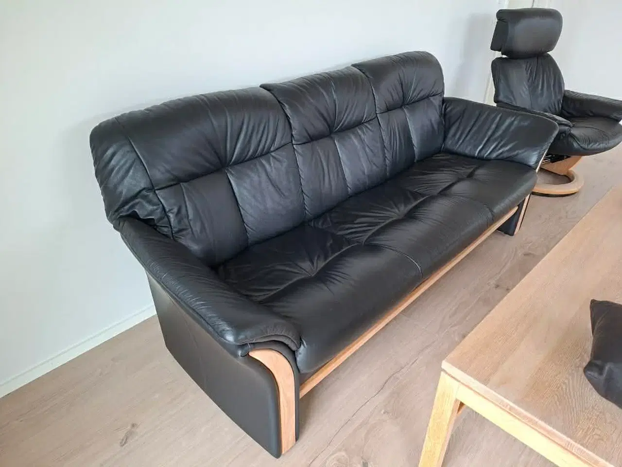 Billede 2 - Sort lædersofa sælges