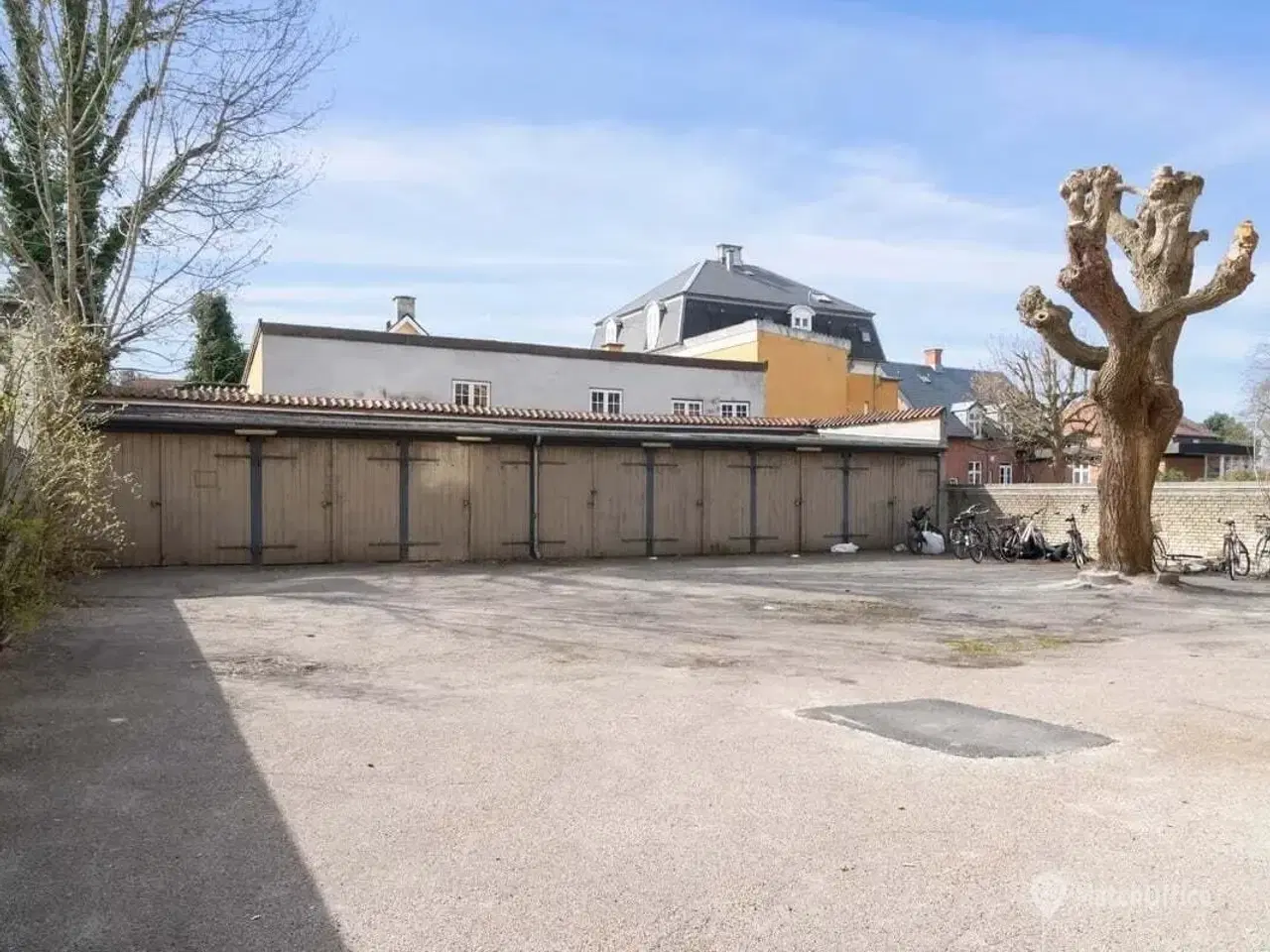 Billede 1 - Aflåste garager med sikker parkering på Roskildevej