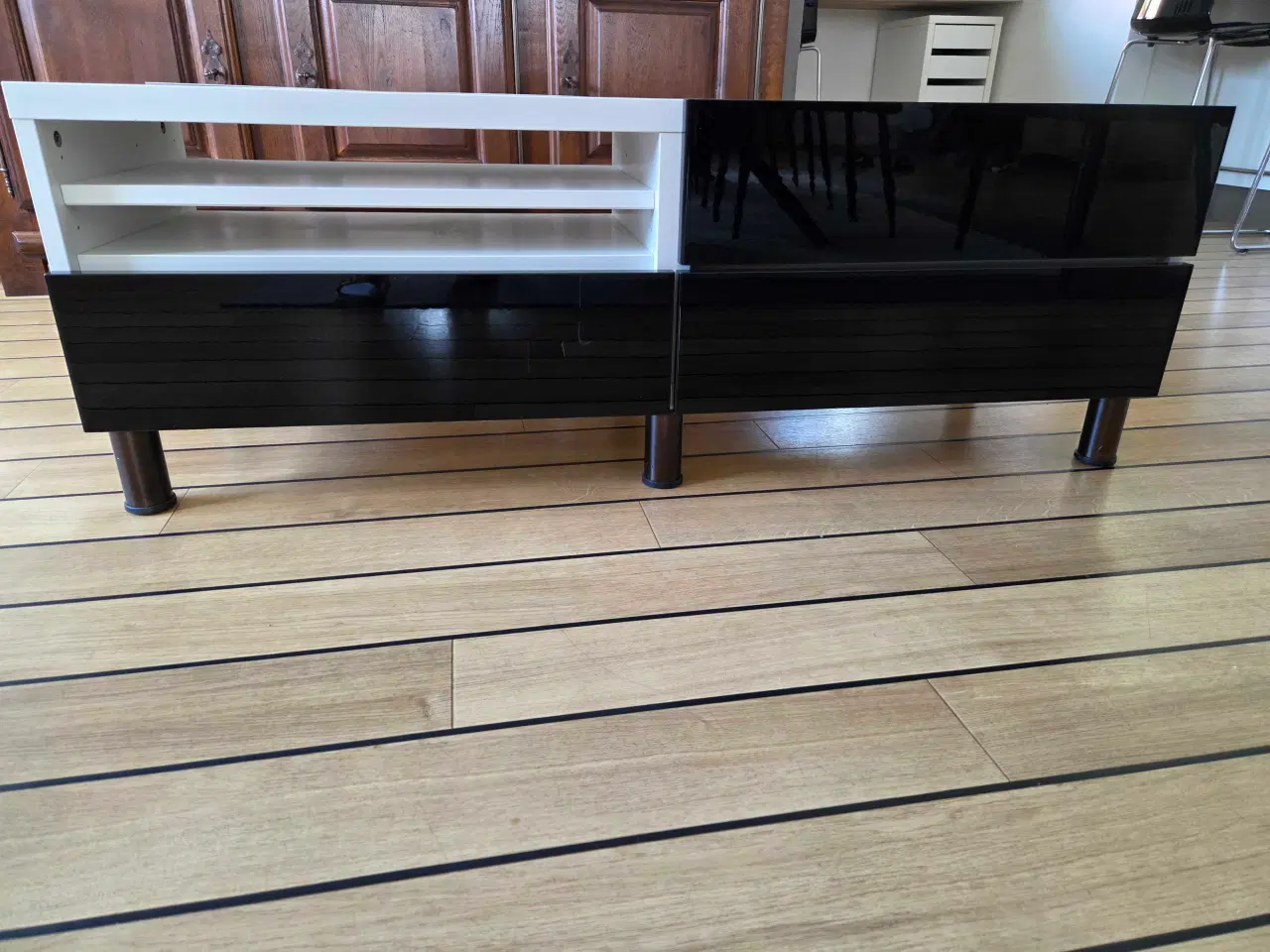 Billede 1 - Ikea TV-bord med skuffer og hylder