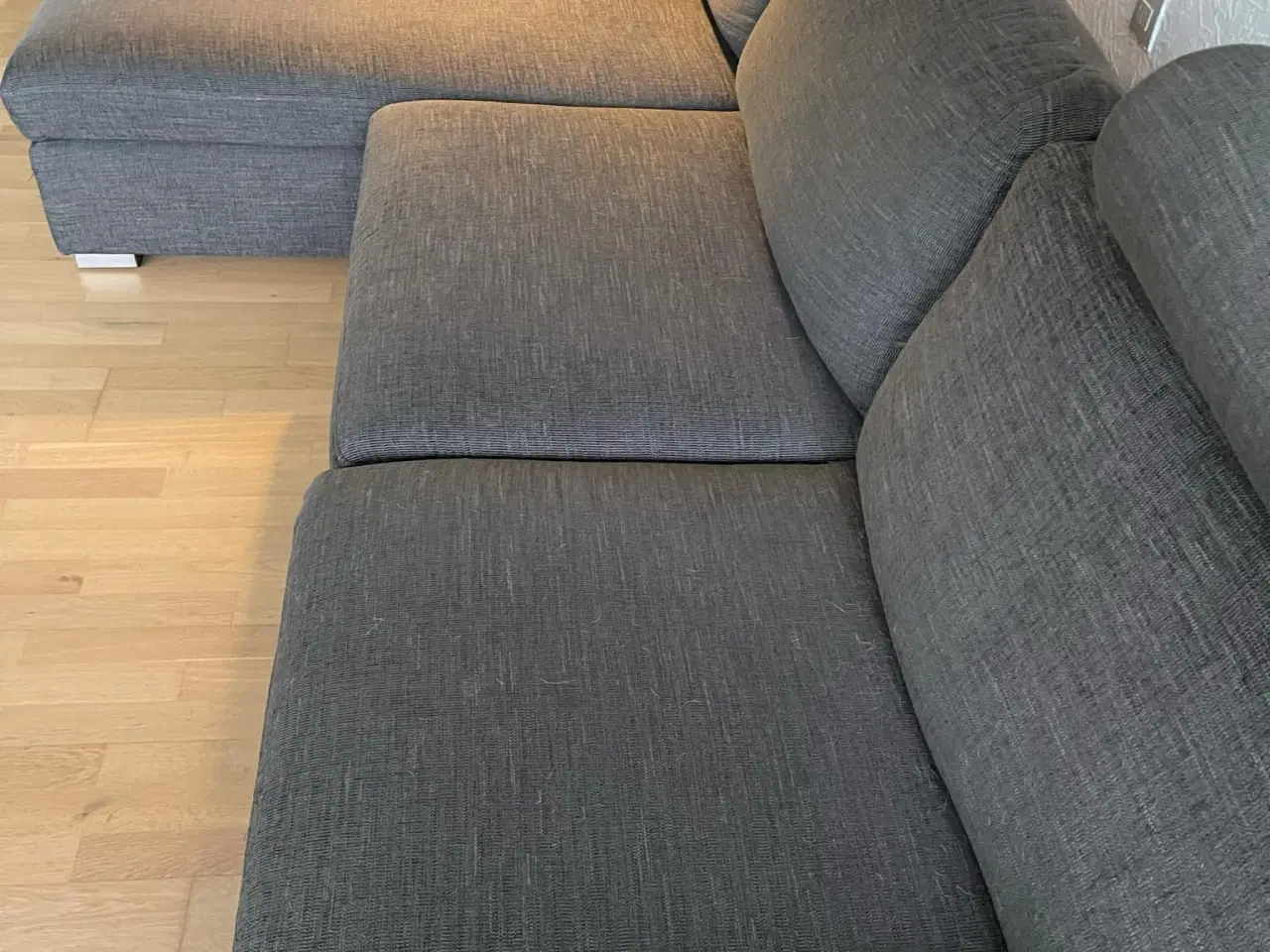 Billede 3 - Sofa i gråt stof   Pæn, ikke ryger hjem , billig 