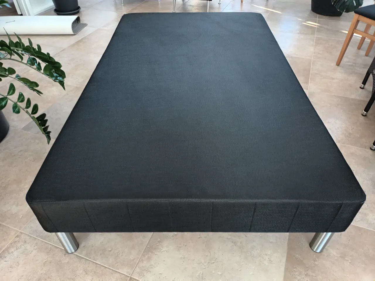 Billede 1 - Boxmadras med stålben.