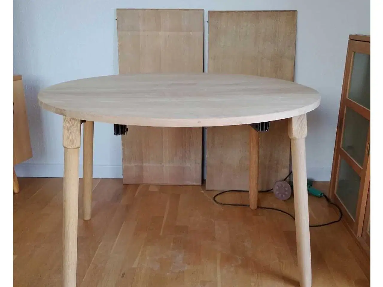 Billede 4 - Rundt massivt egetræsbord i højeste kvalitet sælge