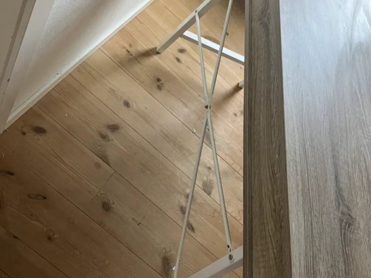 Billede 3 - Dejligt skrivebord - og evt glad stol