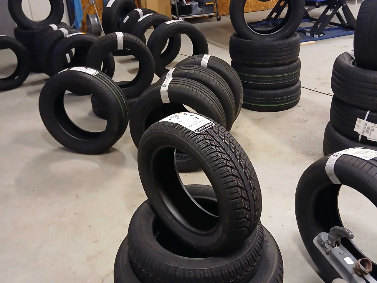Billede 1 - Flere nye dæk mest varevogn og el