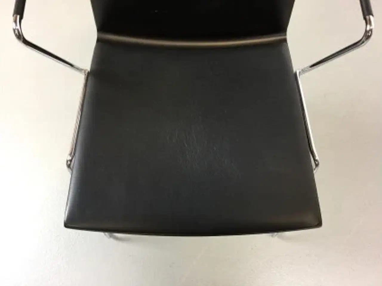 Billede 5 - Konferencestol 4-cast line skalstol med sort bejset skal med sort læder på sædet og armlæn.