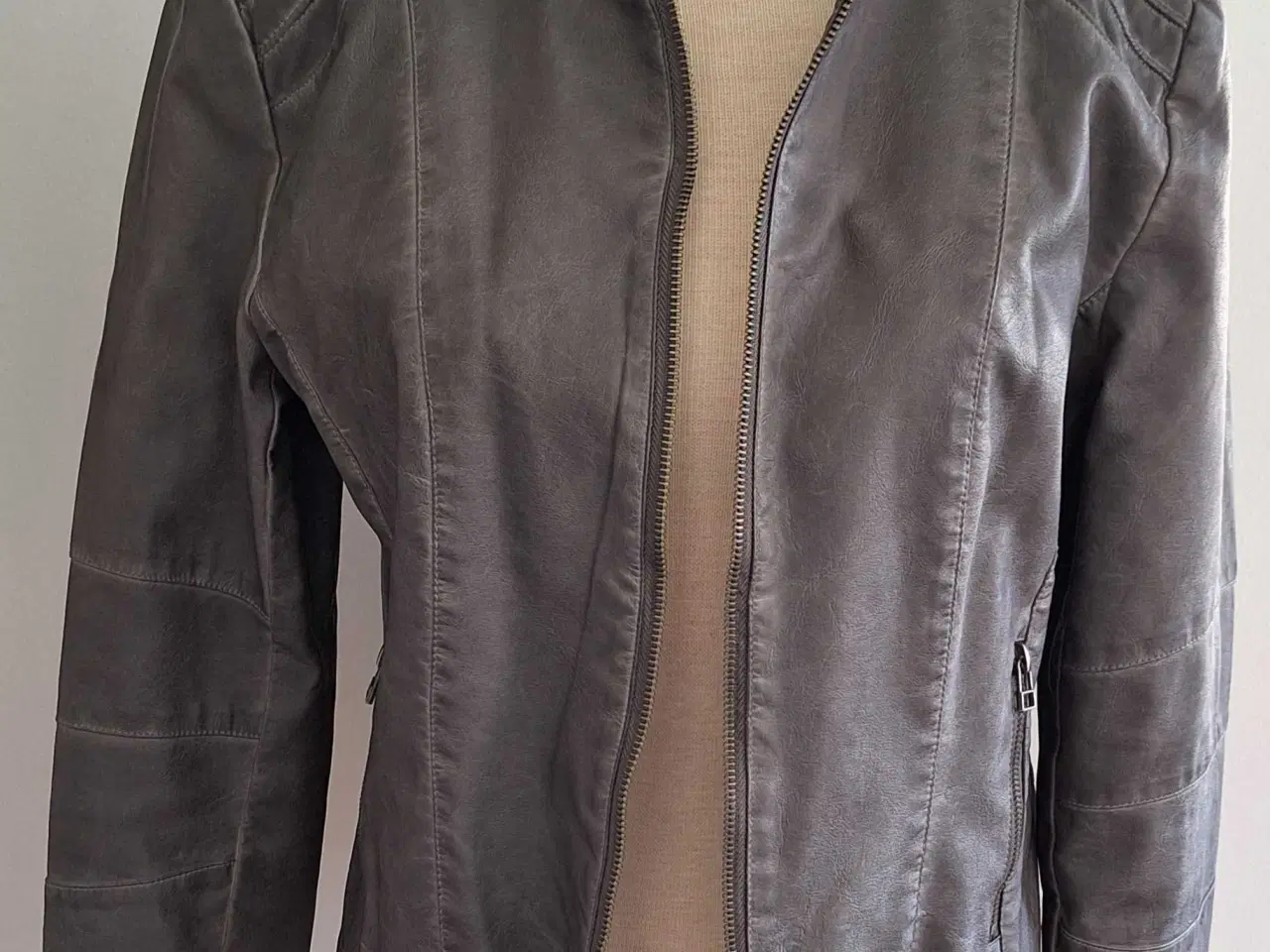 Billede 1 - Red One Original imiteret skindjakke str. 38