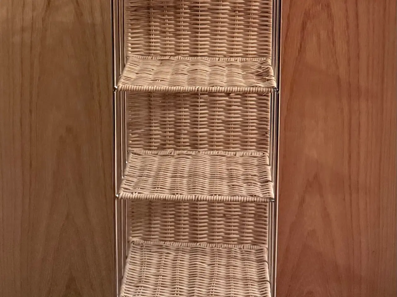 Billede 1 - Flot lille reol i flet