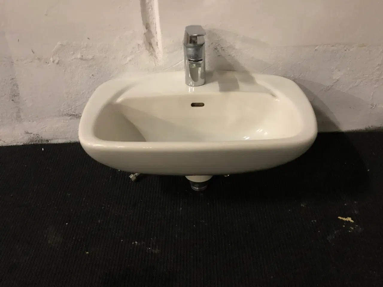 Billede 1 - Håndvask med armatur fra grohe 480 x 365 x 235 mm, hvid