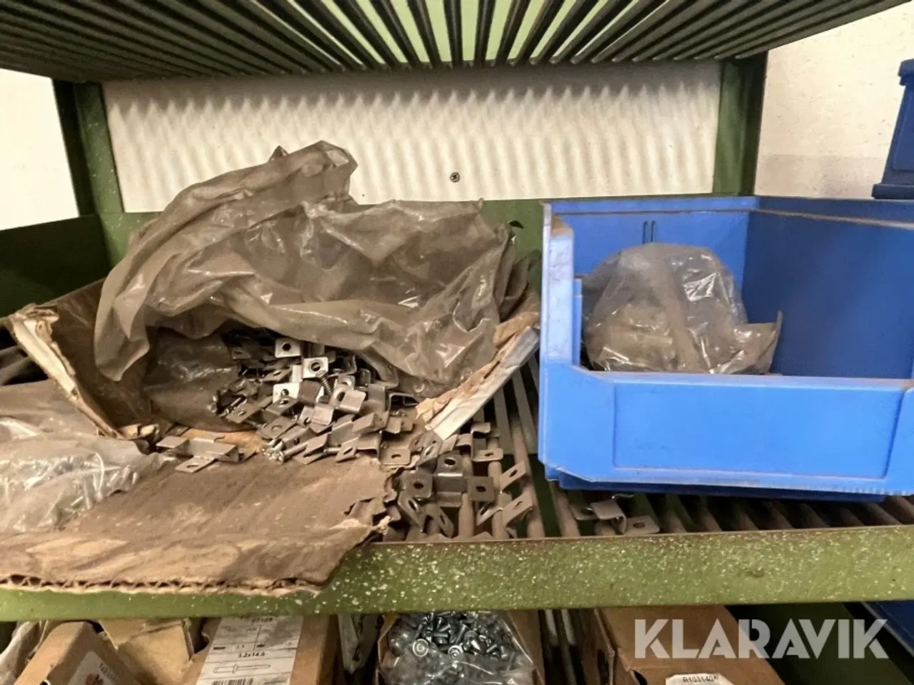 Billede 4 - Reoler med siderne bolte, møtrikker og skruer