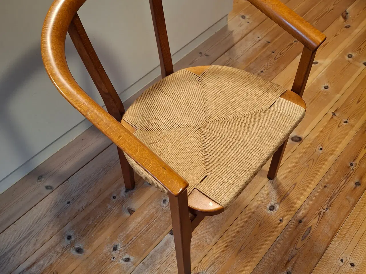 Billede 4 - Spisebord i egetræ. Fletstole i egestræ