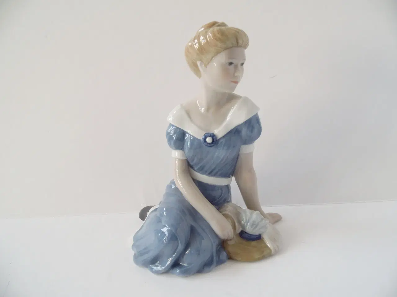 Billede 1 - Royal Copenhagen Siddende Kvindefigur