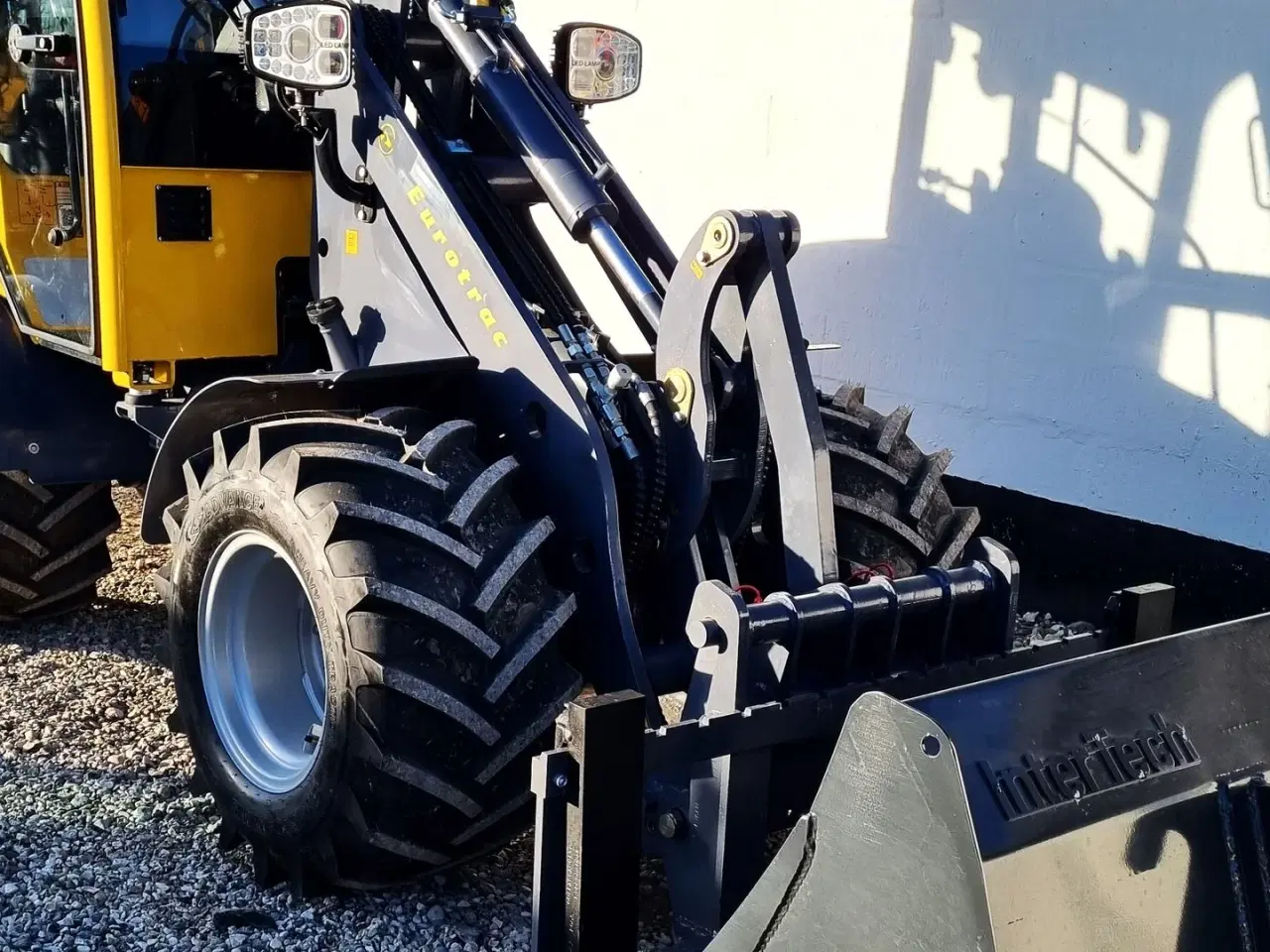 Billede 2 - Eurotrac W12S / lukket kabine / fabriksny / skovl & gafler / Kubota motor