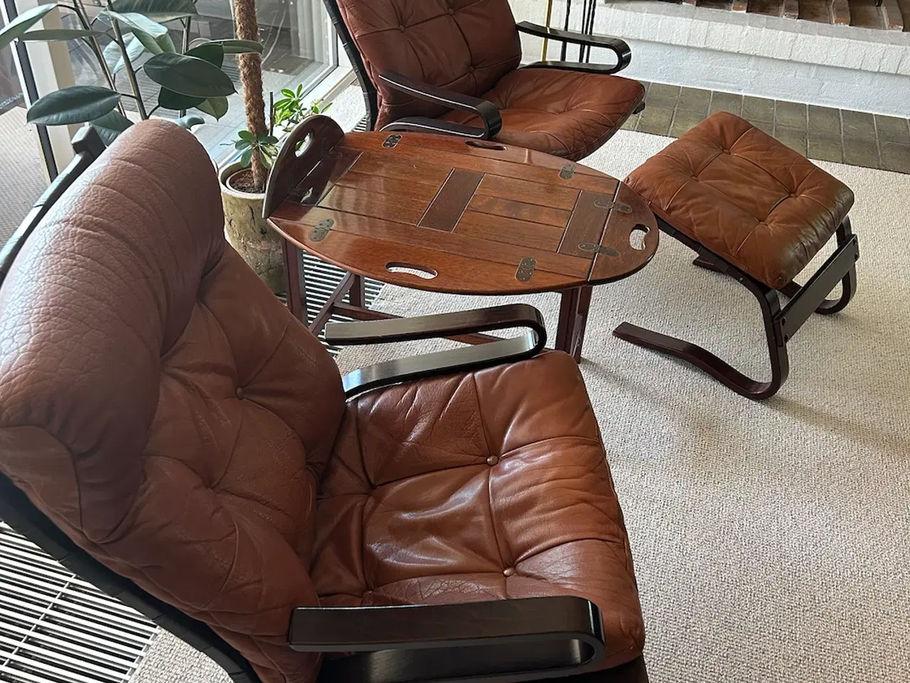 Billede 1 - To læderlænestole, en fodskammel og et træbord